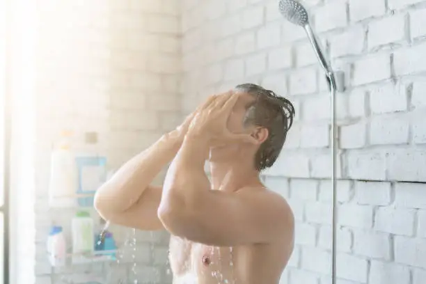 homem tomando banho